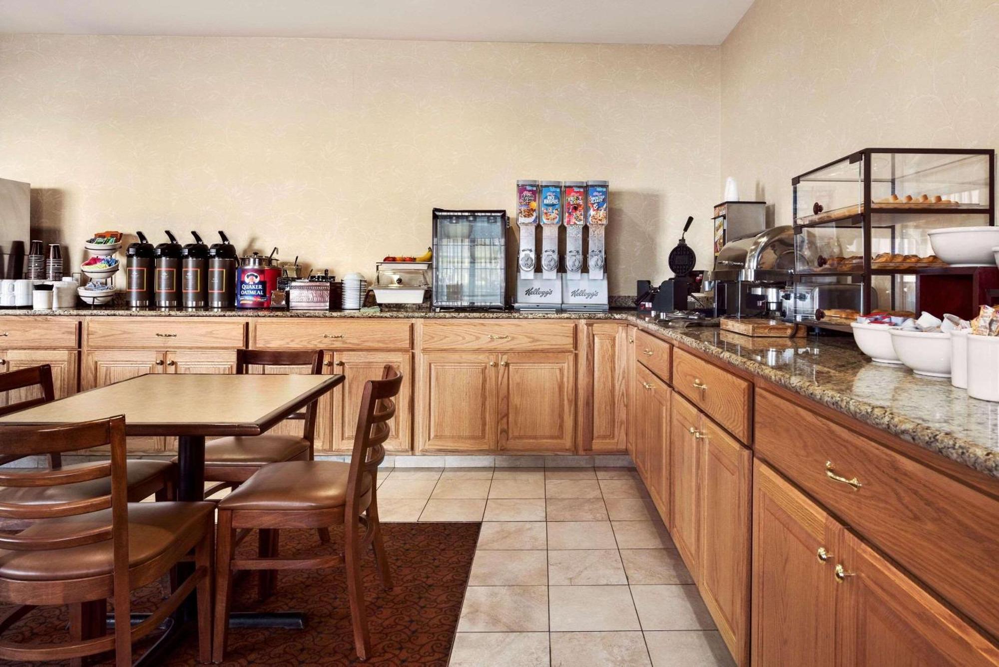 Country Inn & Suites By Radisson, Clinton, Ia Esterno foto